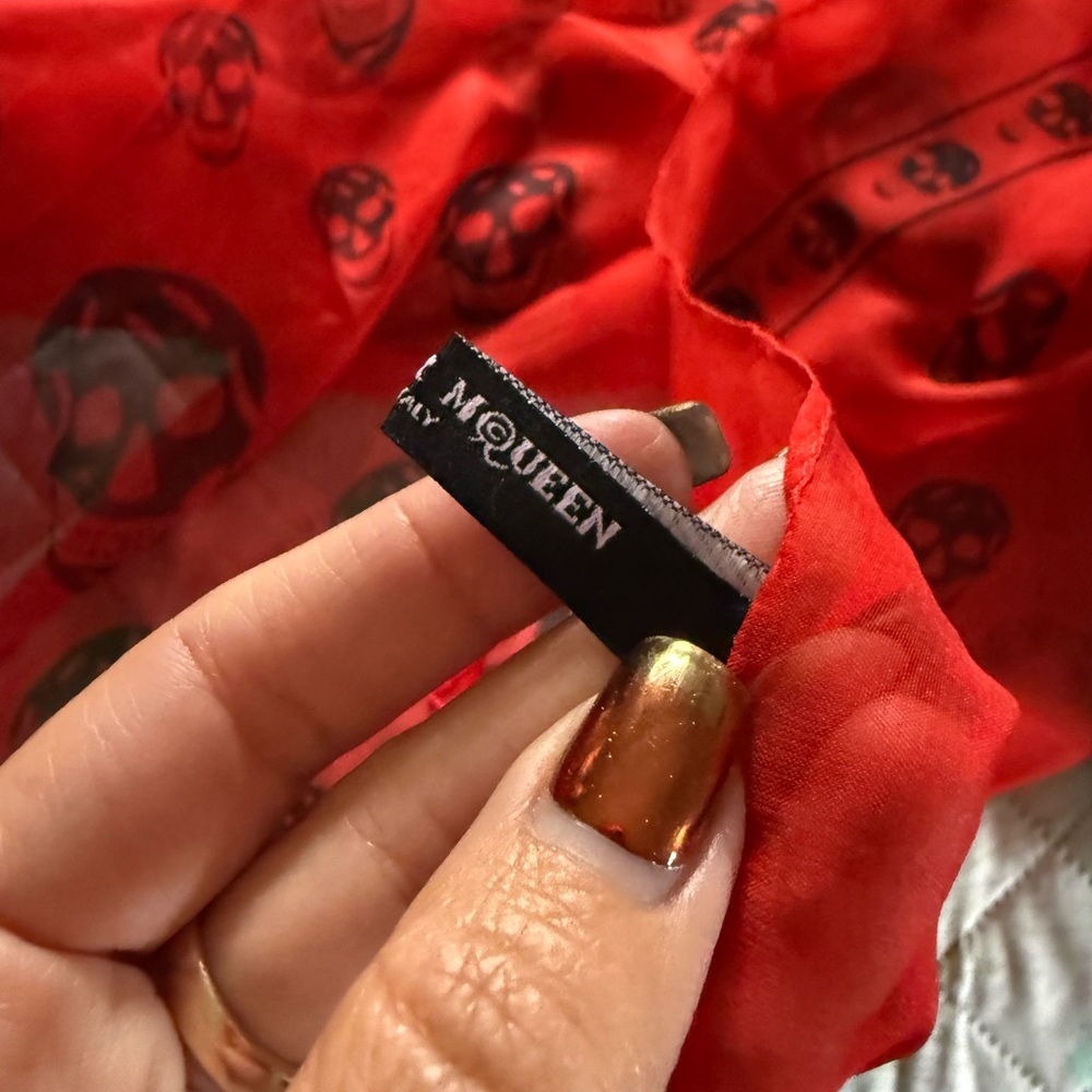 Alexander McQueen Red and Black Skull Print Silk Scarf - Picture 13 of 14